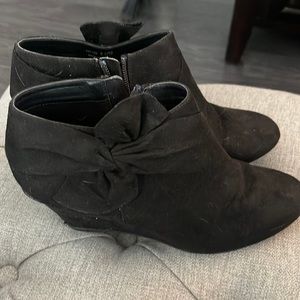CL by Laundry 8.5 Black Wedges
